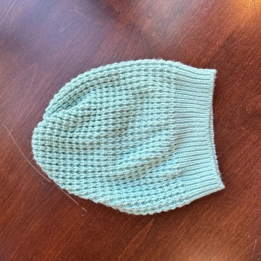 Set Bundle of 4 Knit Hats & NWT Aerie Gloves